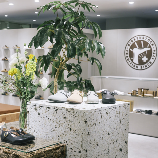 ビルケンシュトック 横浜に初となるBIRKENSTOCK直営店をオープン、伝統と品質を体現する新たな空間