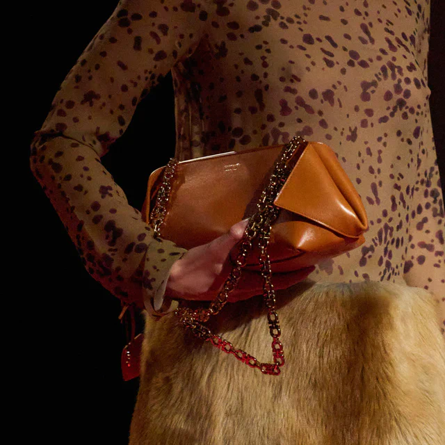 フェラガモ FERRAGAMO 2025年秋冬コレクション、ダンスの世界から着想を得た優美なクリエーション