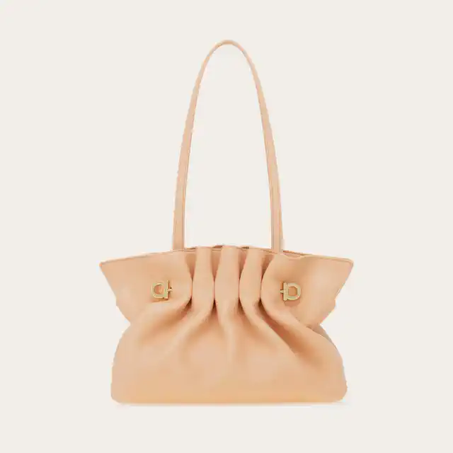 フェラガモ アーカイブから生まれた新アイコンバッグ「ニュー フェラガモ ソフトバッグ」が登場