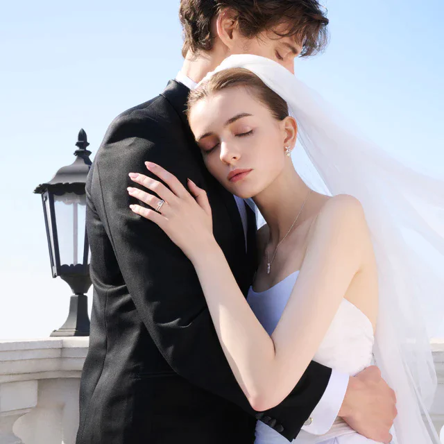 ロイヤル・アッシャー ROYAL ASSCHER ブライダルフェア開催と共に、新たなエンゲージリングとペンダントを発表