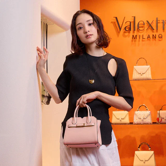 ヴァレクストラのポップアップストアに剛力彩芽さんが来場、最新コレクションをチェック​