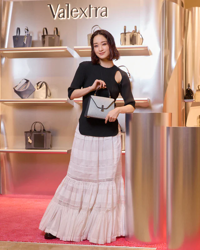 ヴァレクストラのポップアップストアに剛力彩芽さんが来場、最新