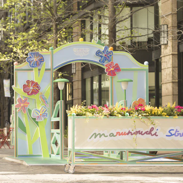 ヴァン クリーフ＆アーペル 今年も丸の内仲通りに咲く、生命と色彩に満ちた春のインスタレーションを開催中
