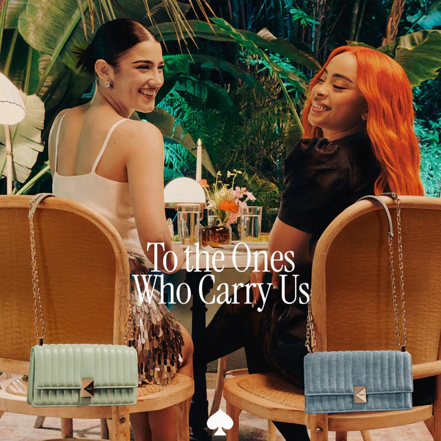 ケイト・スペード ニューヨーク アイス・スパイスとチャーリー・ダミリオが、デコ ハンドバッグと共に友情を紡ぐ最新キャンペーン