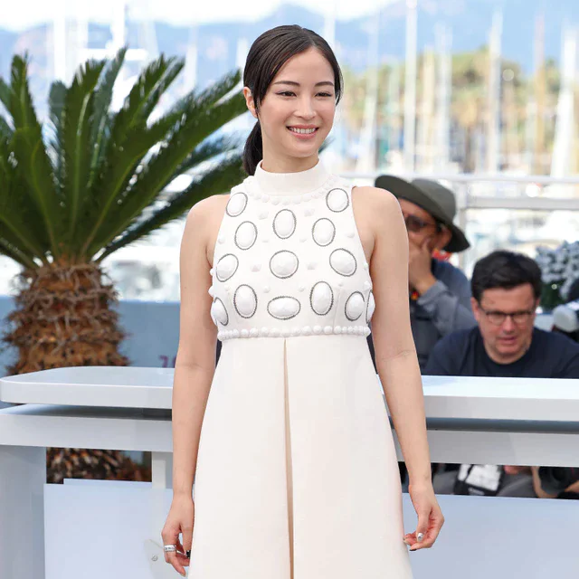 ルイ・ヴィトン 広瀬すずがカンヌ国際映画祭の「遠い山なみの光」フォトコールで見せた、ホルターネックドレスとジュエリーの輝き
