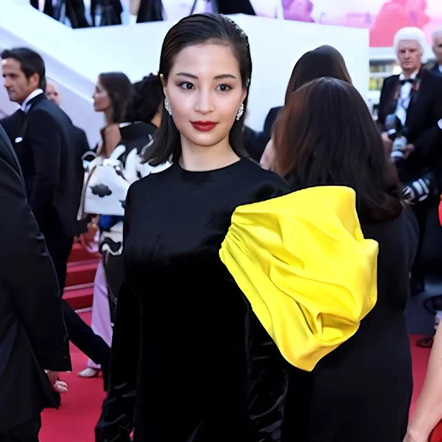 ルイ・ヴィトン  カンヌの夜に輝く広瀬すず、映画祭プレミアのレッドカーペットで魅せた気品ある佇まい