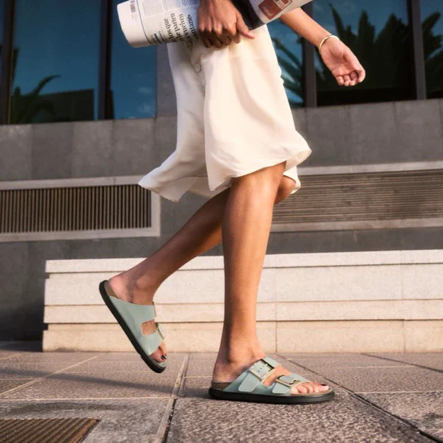 ビルケンシュトック BIRKENSTOCKの名品、バックルがアクセントの2025年春夏新モデル「アリゾナ ドロップレットバックル」が登場