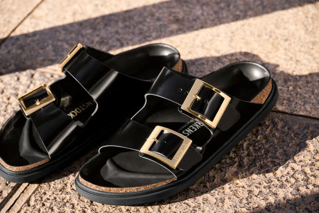 こ*ん様 美品　BIRKENSTOCK アリゾナドロップレットバックル　ブラック ビルケンシュトック BIRKENSTOCKの名品、バックルがアクセントの2025年