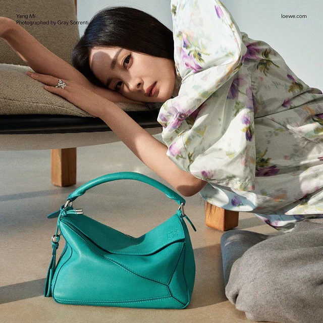 ロエベ 2025秋冬プレコレクション キャンペーン、静けさの中に漂う知性と衣服の美学