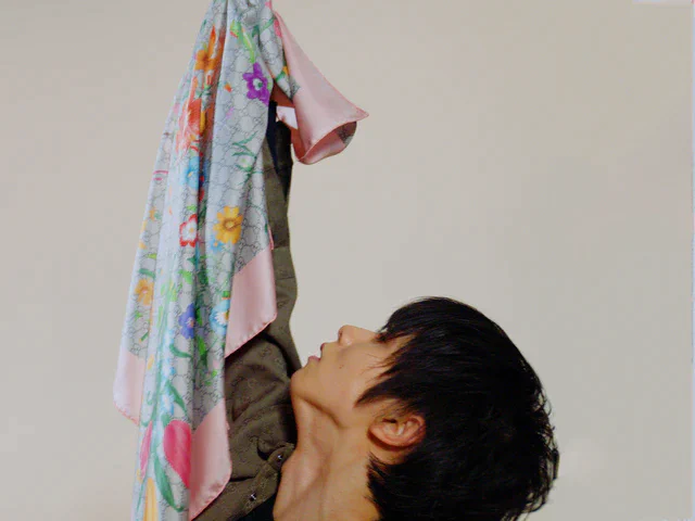 羽生結弦が魅せるシルクの動き、グッチ公式サイトで特別映像「A MOVEMENT OF SILK」公開中
