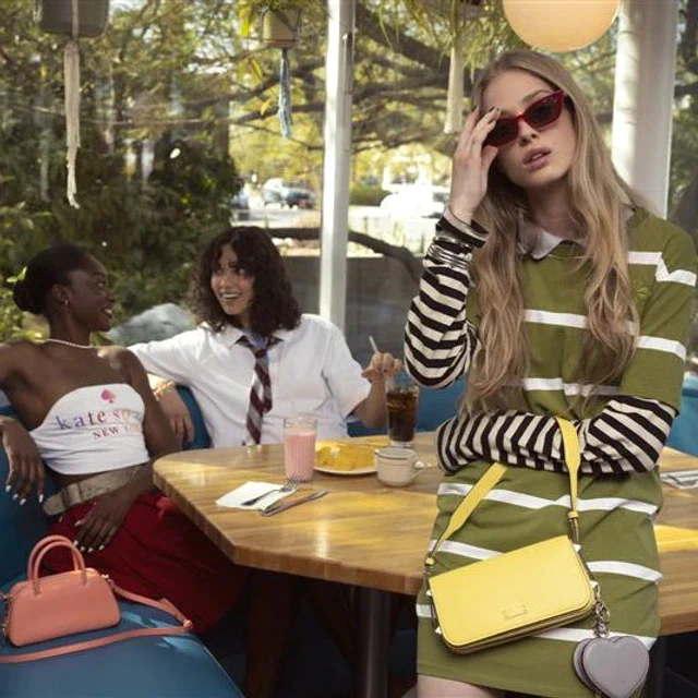 ケイト・スペード ニューヨーク「Discover Your Joy」キャンペーンで、作家の西加奈子が選ぶ“Joy”の本50冊を銀座旗艦店に特別展示