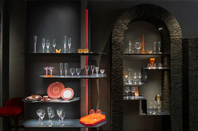 バカラの伝統美と現代感覚が響き合う新店舗、丸の内で輝く「バカラ