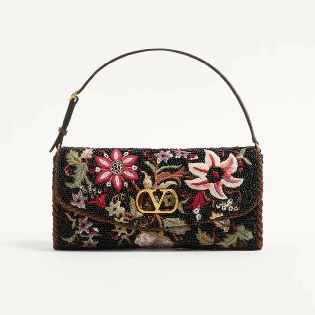 ヴァレンティノ 時代を超えて輝く官能性、「ヴェイン」バッグの魅惑的な世界