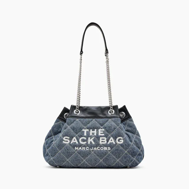 マーク ジェイコブス 夏の装いを引き立てる新作「ザ キルテッド デニム チェーン サック バッグ」が主役に