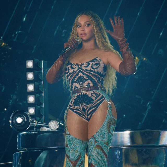 エトロの魅力が炸裂、ビヨンセ「カウボーイ・カーター」ツアーのコーディネートに注目