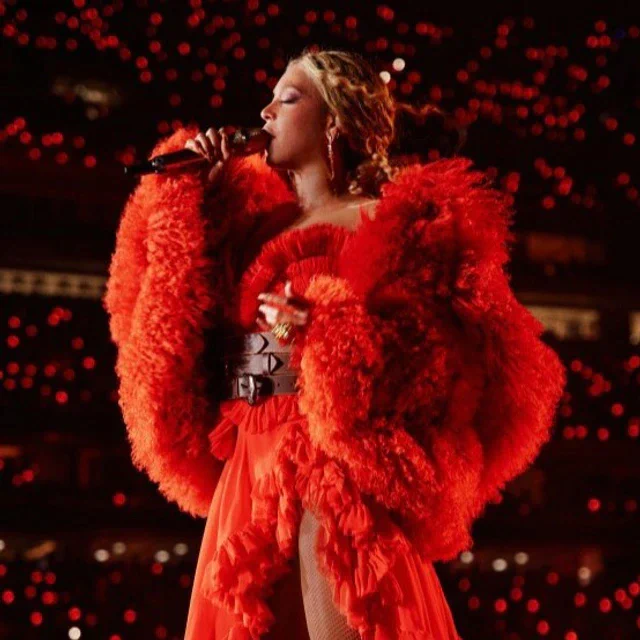 アレキサンダー・マックイーン McQueen ビヨンセが選んだのは2025年秋冬ルックの鮮烈な赤、カウボーイ・カーター・ツアーのステージで