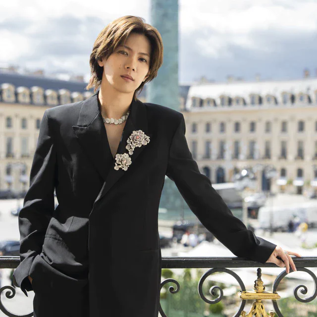 ミキモト 神宮寺勇太がパリで華やかに纏う、新作ハイジュエリー「Les Pétales」の世界