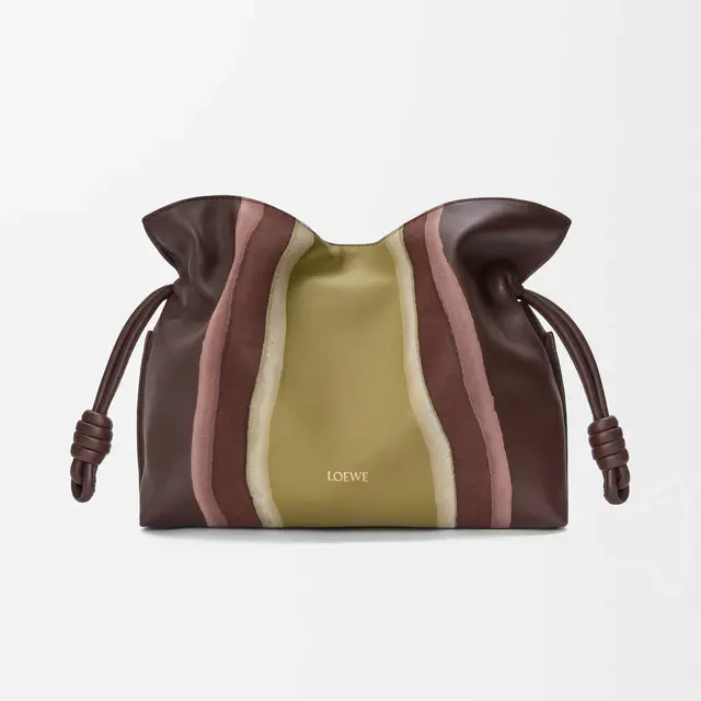 ロエベ 自然の造形を纏うバッグたち、クラフトの粋が息づくランドスケープ バッグコレクション