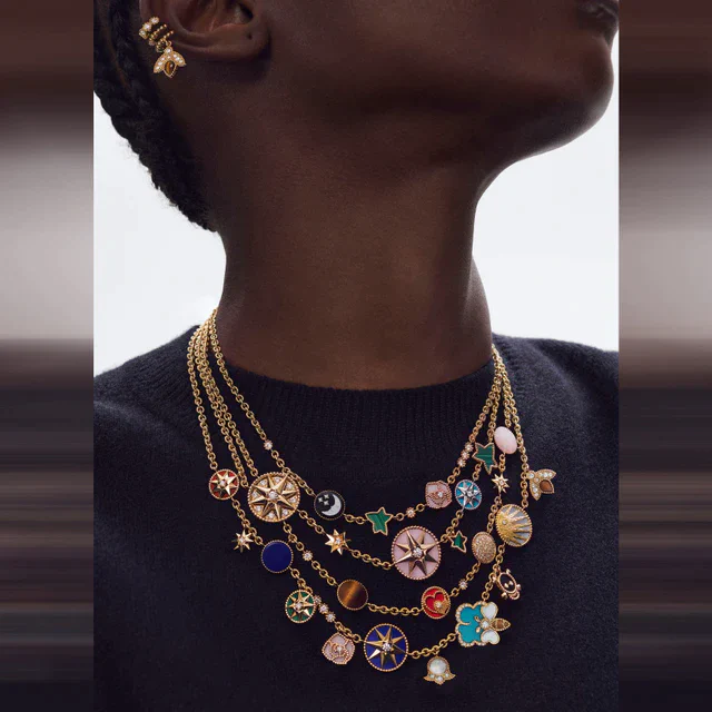 ディオール ファインジュエリー ミツバチとバラが導く希望のジュエリー、「ローズ デ ヴァン チャーム」に込められた想い