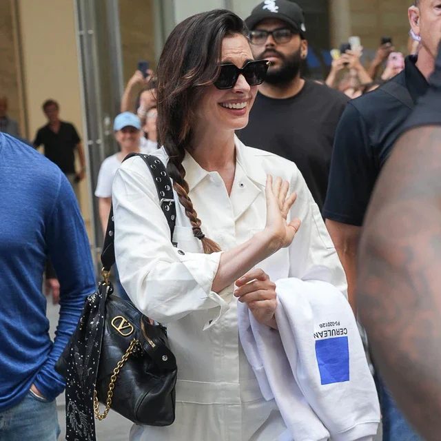 ヴァレンティノ ガラヴァーニ アン・ハサウェイが選んだ新作バッグ「パンテア」と進化する名品「ネルコート」