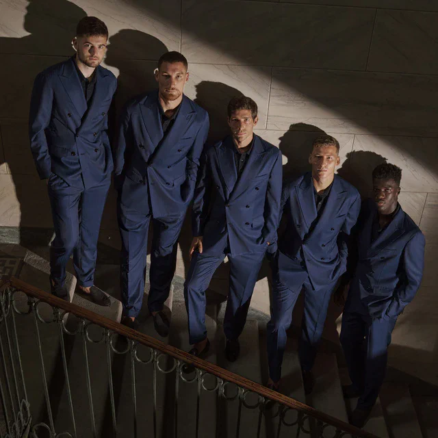 ブリオーニ Brioni がサッカー界に新風を吹き込む、イタリアの「コモ1907」と提案するスポーツエレガンスの新基準