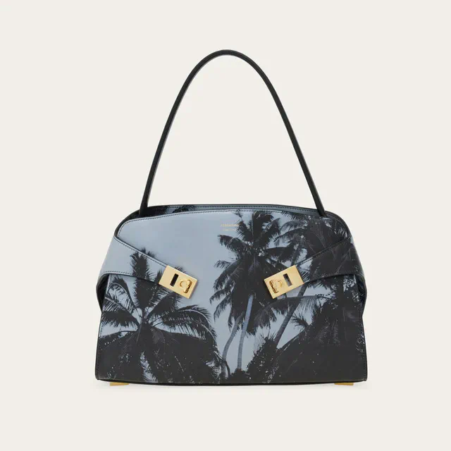 フェラガモ 最新バッグコレクションが銀座三越、阪急うめだ本店にて展開、先行発売パームツリープリント「HUG」の魅力と入手チャンス