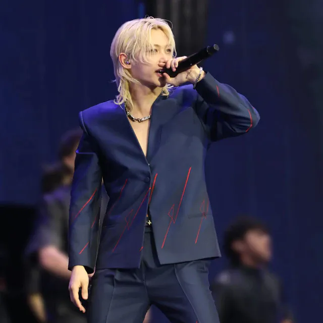 ルイ·ヴィトンのアンバサダー Stray Kids のフィリックス、ネイビーセットアップで魅せたフランス公演