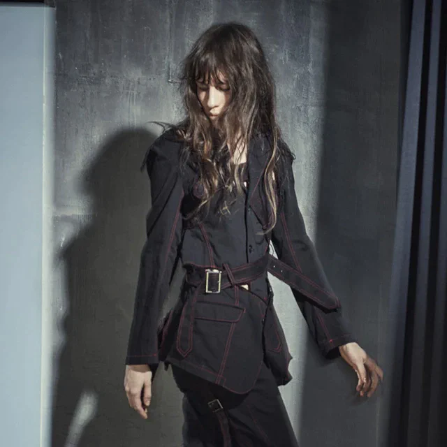 ヨウジヤマモト リミフゥが提案する2025-26秋冬、構築と解体が織り成す新作コレクションを8月8日より発売