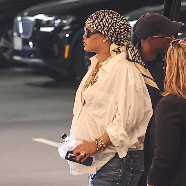 リアーナがヴァレンティノ ガラヴァーニのスカーフとサングラスで魅了する、Vロゴが際立つ最新コーディネートに注目