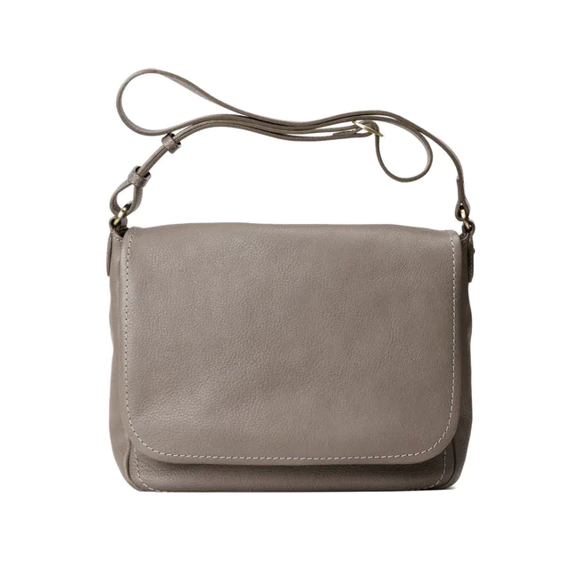 土屋鞄製造所のロングセラー「トーンオイルヌメ」に、新色シェードウォームグレーが数量限定で登場