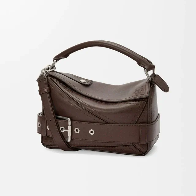 ロエベ シャイニーカーフが描くハードエッジ、バイカージャケットのムードを重ねた「パズル バイカー バッグ」