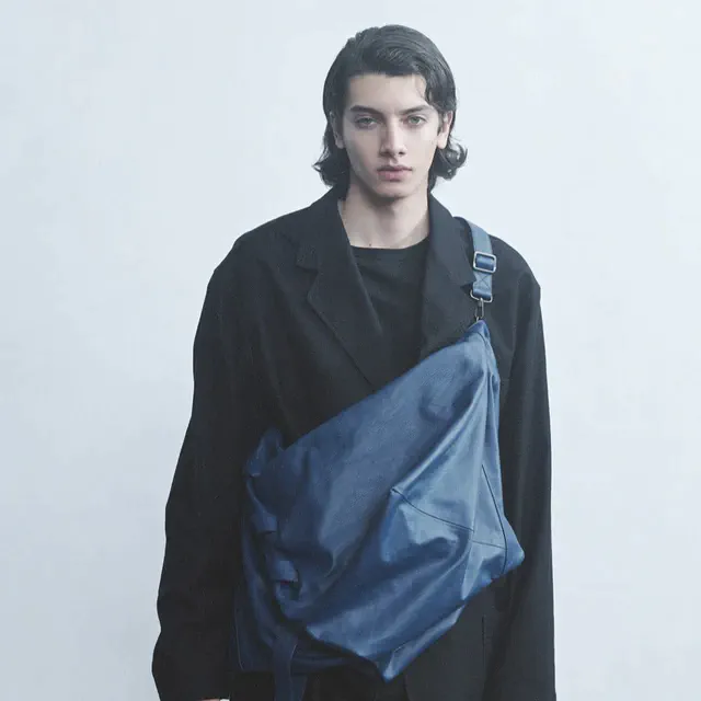 ヨウジヤマモト discord Yohji Yamamoto、造形とドレープで魅せる2025-26秋冬バッグコレクション「Panthea」ほか速報