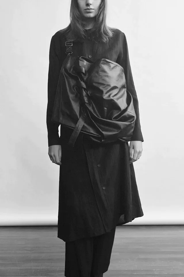 ヨウジヤマモト discord Yohji Yamamoto、造形とドレープで魅せる2025