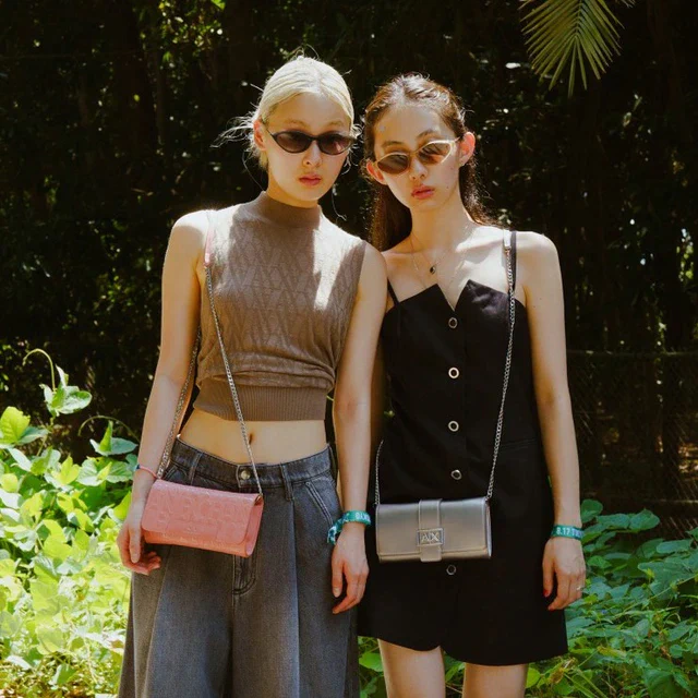 A|X アルマーニ エクスチェンジが導く夏の主役ルック、黒を軸に差し色とロゴバッグで完成させる都会派コーデ