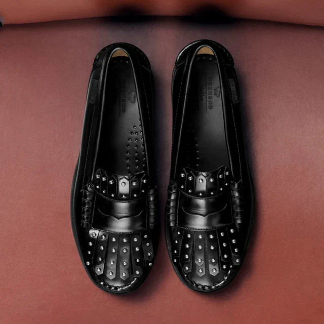 ウィークエンド マックスマーラ 2025年秋冬コレクションよりプレッピーとパンクをつなぐSebagoコラボの限定ローファー