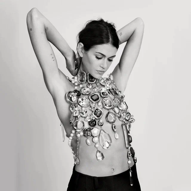 ジバンシィ 2025年秋冬 by サラ・バートン、仲間と共に創り出すリアルな瞬間を映した最新キャンペーン