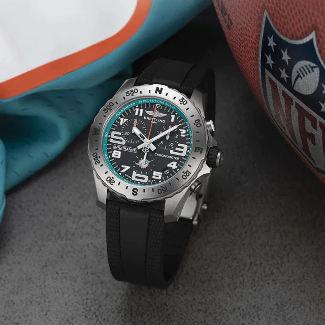 ブライトリングと NFL（ナショナル・フットボール・リーグ）の新たな絆、全32チームを讃える特別モデルが誕生