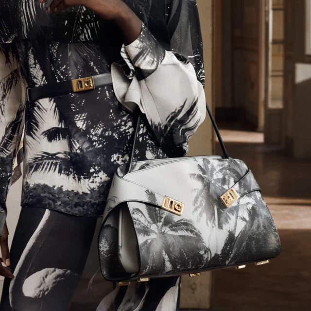 フェラガモ 2025年秋冬広告キャンペーンを公開、映画的世界観と進化するアイコンが融合