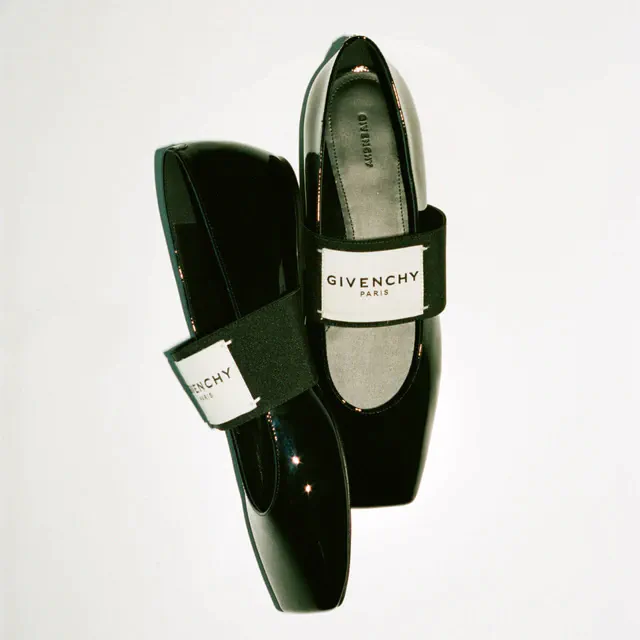 ジバンシィ サラ・バートンが描く未来のクラシック、新作シューズ「スライスドスクエア バレリーナ」