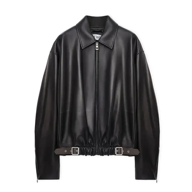 ロエベ レザーとクラフトの最高峰、プロンジェナパラムスキンで仕立てた新作ベルテッド ジャケット