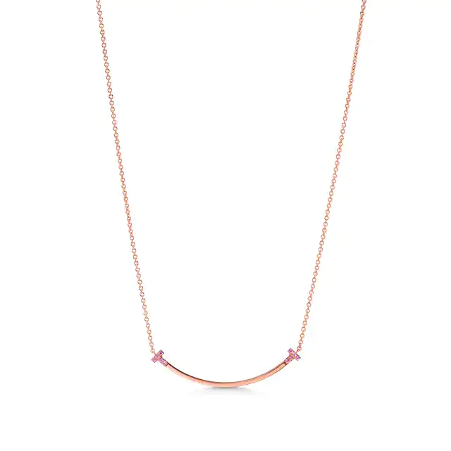 ティファニー TIFFANY & CO. 日本限定「T スマイル」ペンダントを発表、ピンクサファイヤが華やぐ新作