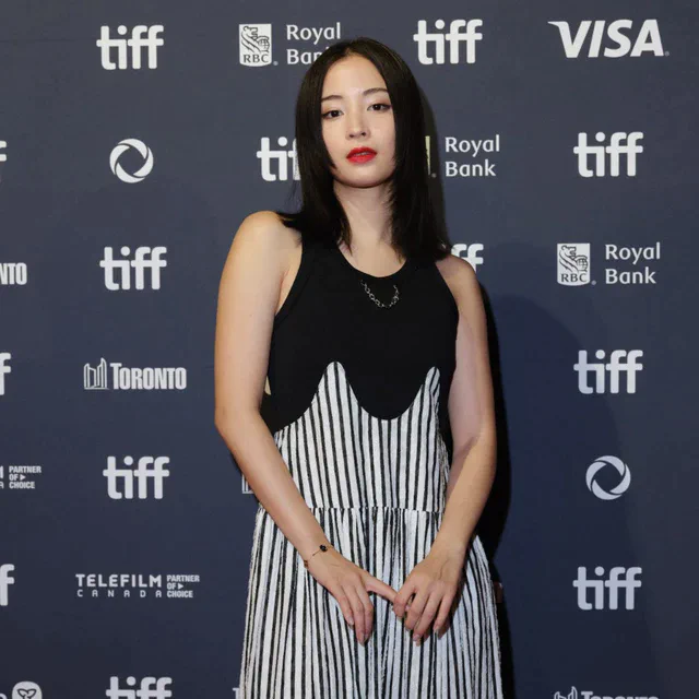 ルイ・ヴィトン 広瀬すずがトロント国際映画祭「遠い山なみの光」プレミアで、「ティアードドレス」と「カラー ブロッサム」ジュエリーを着用