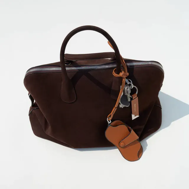 ヴァレクストラ 2025秋冬キャンペーン始動、伊勢丹新宿店で最新メンズバッグを公開