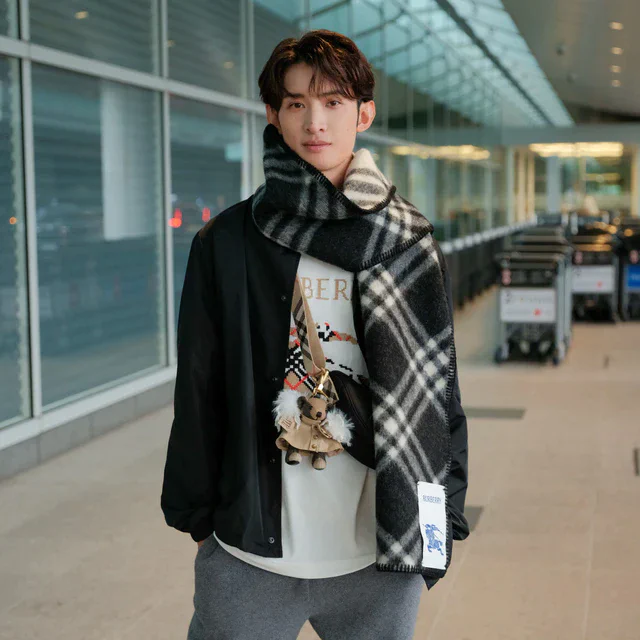 Snow Man 向井康⼆がバーバリー 最新ルックで羽田空港に到着、2026春夏コレクションへ出発