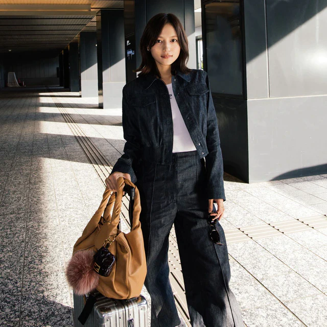 川口春奈がフェンディで完成させた旅支度、ミラノのランウェイに向かう日常のエレガンス
