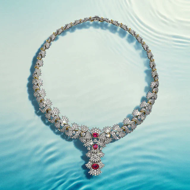 ティファニー「ブルー ブック 2025:シー オブ ワンダー」海の物語が完結、シェルからマーメイドまで海の造形と宝石の対話