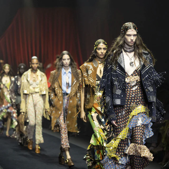 エトロ 黒の閃きと多色インレイが彩る2026春夏、音楽と装飾で躍動するウィメンズ最新章