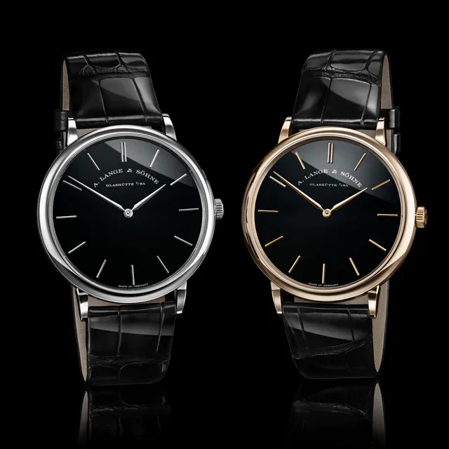 A.ランゲ＆ゾーネ 極薄二針の純度を更新するサクソニア・フラッハの新作が登場、HONEYGOLD®とプラチナの限定モデル