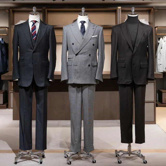 ダンヒル 銀座本店で映画コラボ展示 「ザ・ザ・コルダのフェニキア計画」「ブラックバッグ」の劇中アイテムを体感