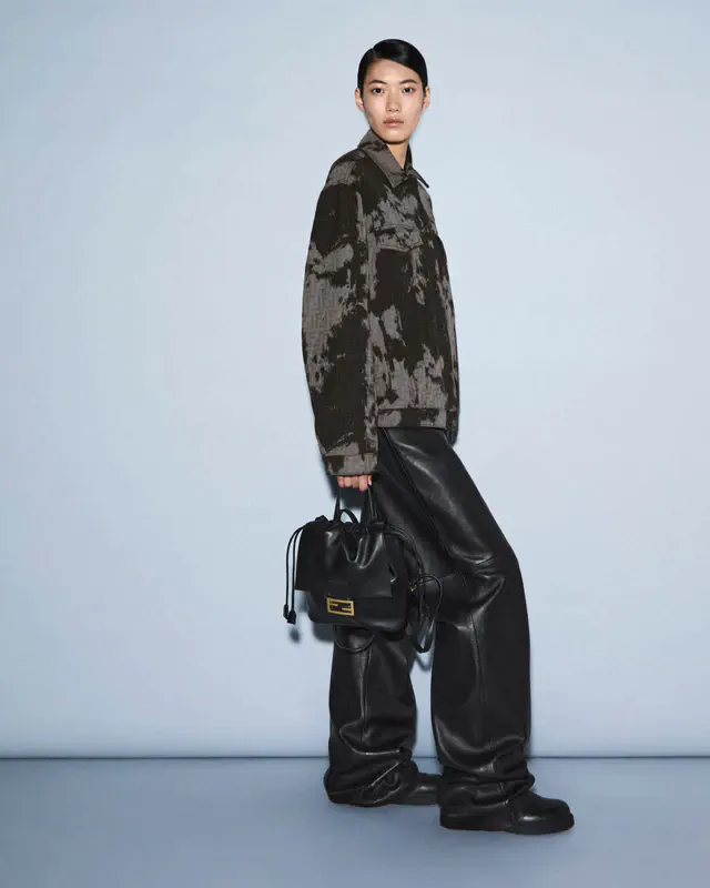 フェンディ 2025-26秋冬の新作バックパック発表、シルキーな素材